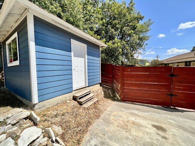Building Photo - 3500 Loyola Ln