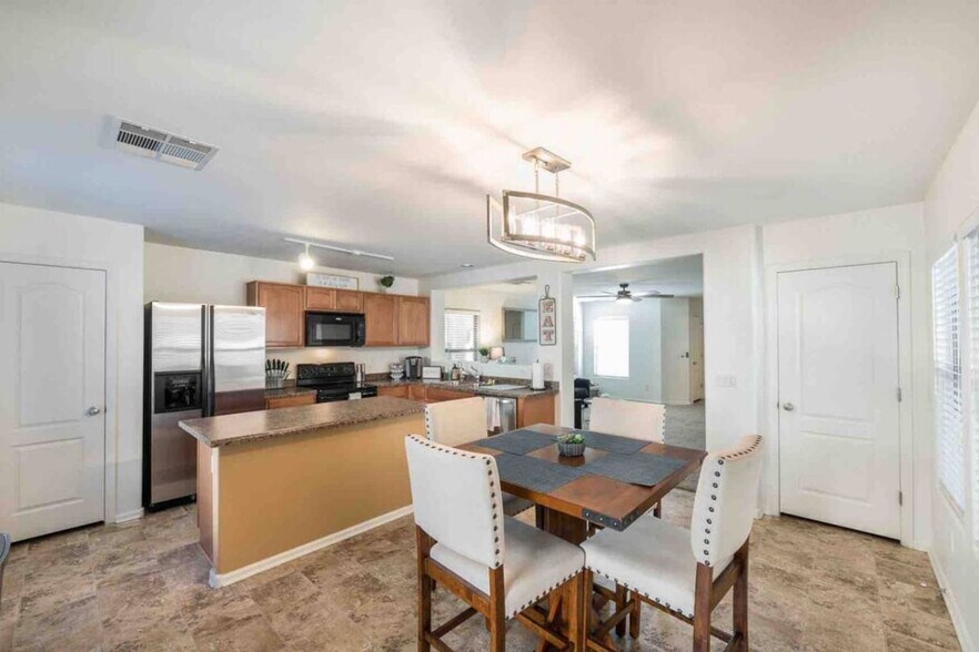 Building Photo - 10948 W Elm St