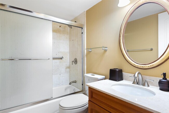 Building Photo - 822 NE 25th Ave