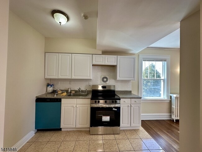 Building Photo - 283 Main St