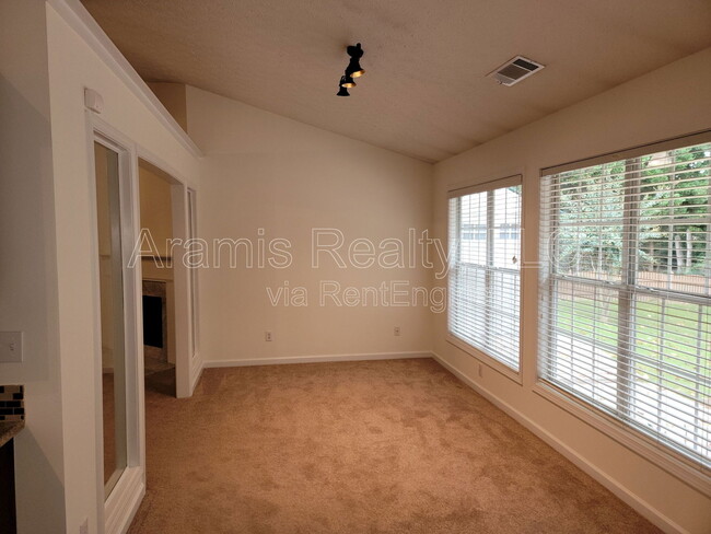 Building Photo - 3241 Cranberry Ln NE