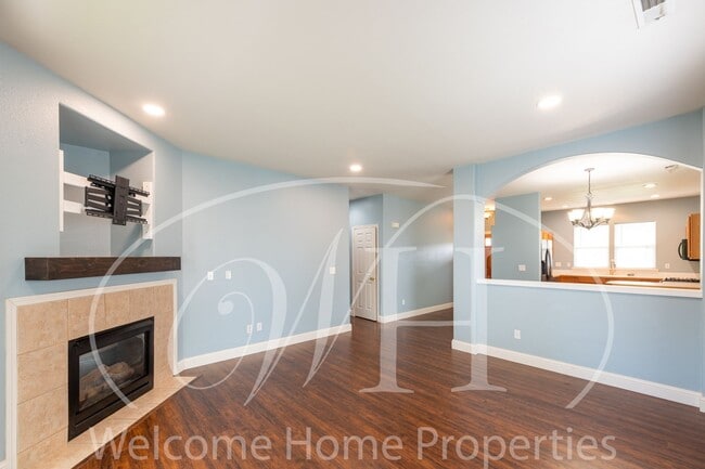 Building Photo - Beautiful 3 Bedroom Home With Fenced Backy...