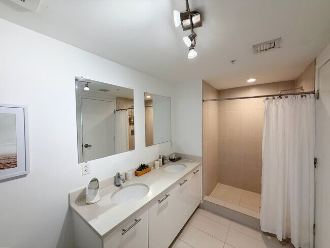 Building Photo - 3250 NE 1st Ave