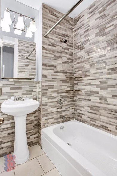 Building Photo - 53 Leroy St