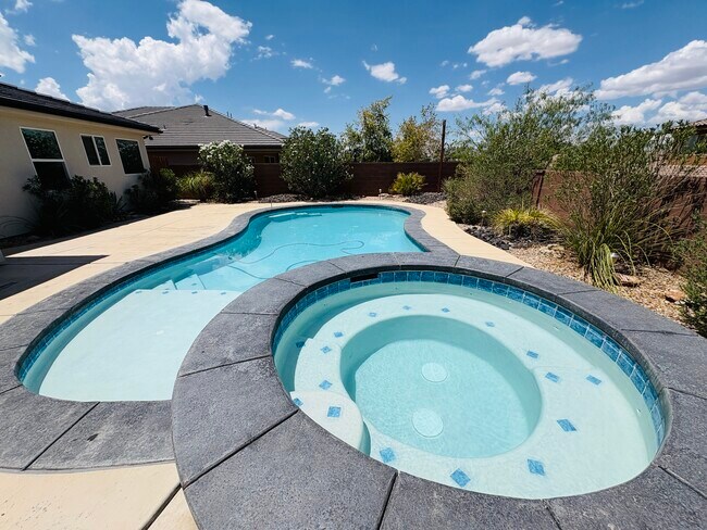 Building Photo - 2721 Hazel Dr