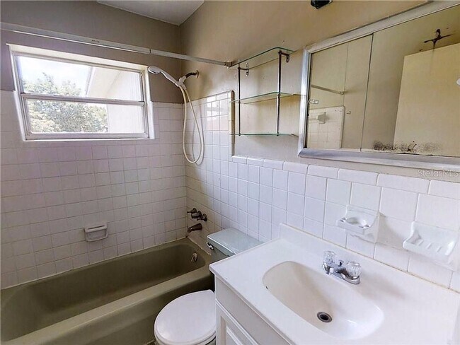 Building Photo - 2 Bed 1 Bath Pet Friendly with Fenced Yard...