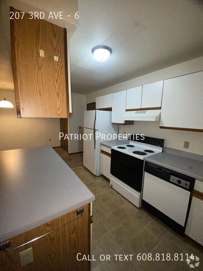 Building Photo - 2 bedroom/ 1.5 bath Apartment in Monroe, WI