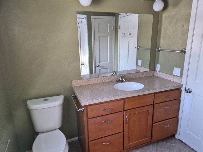 Building Photo - Charming 3 Bedroom Home