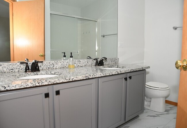 Building Photo - 3467 Ravinia Cir