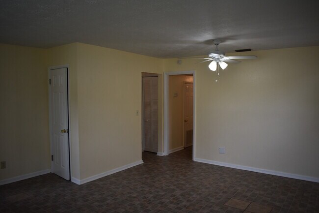 Building Photo - 2526 Red Robin Dr W