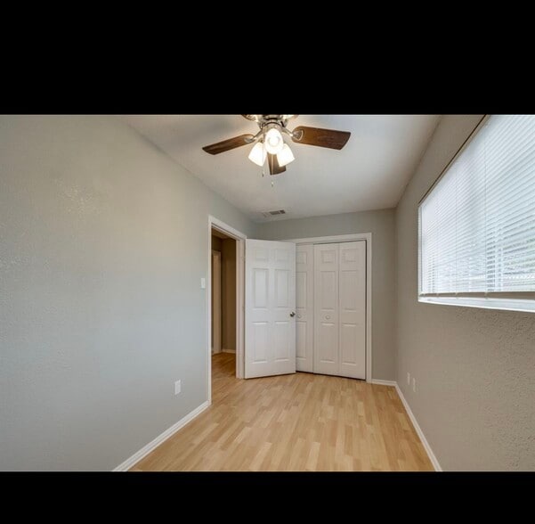 Building Photo - 5320 Lovell Ave