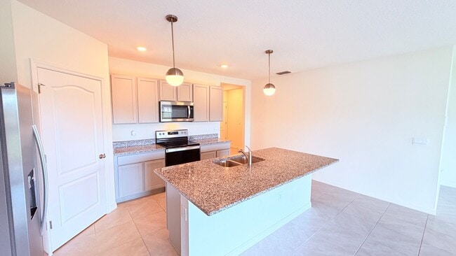 Building Photo - Charming Deltona 4/2 Ready for Move-in!