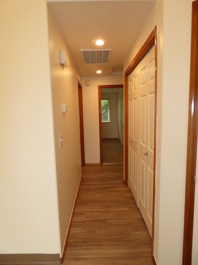 Building Photo - Rent Special: 1/2 Off August's Rent!! 3 bed 2 bath House in South Salem!