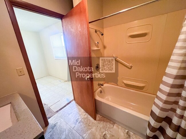 Building Photo - 813 N Sanborn-1 bedroom house with large two car garage