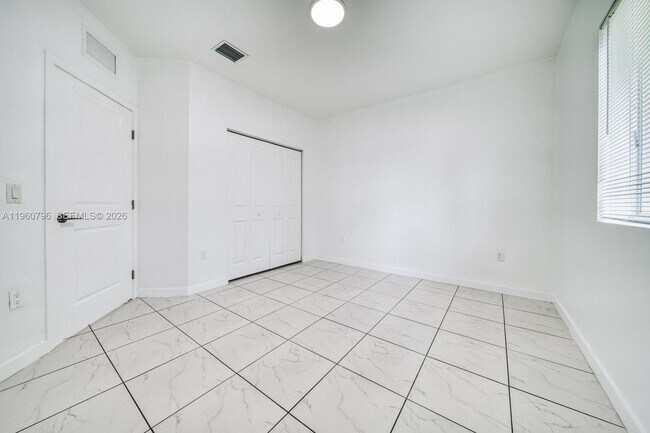 Building Photo - 14885 NE 7th Ave