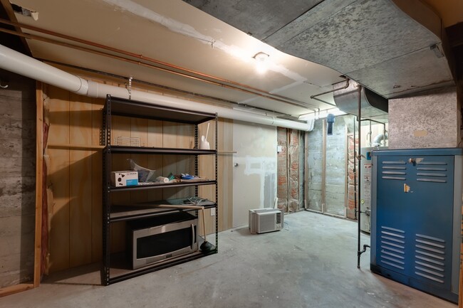 Building Photo - Shadle Park 3 Bedroom 2 Bath Home near Gar...