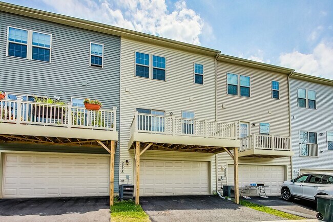 Building Photo - Meticulously Maintained 3 bedroom, 2.5 bat...