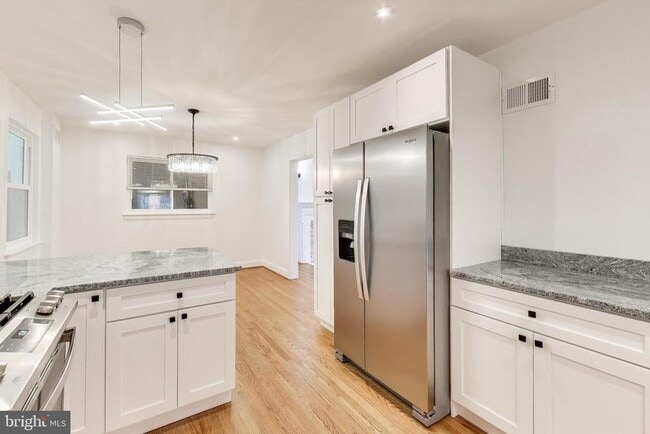 Building Photo - 3405 Carpenter St SE