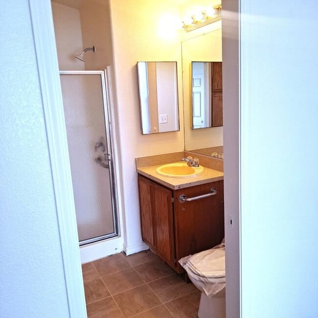 Building Photo - 640 E Shaver St