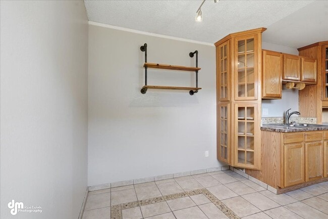 Building Photo - Charming 2BD/1BA Condo