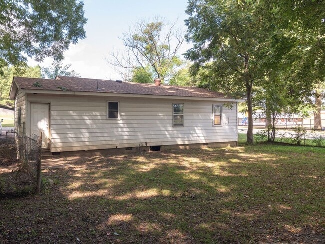 Building Photo - 610 N Fir St