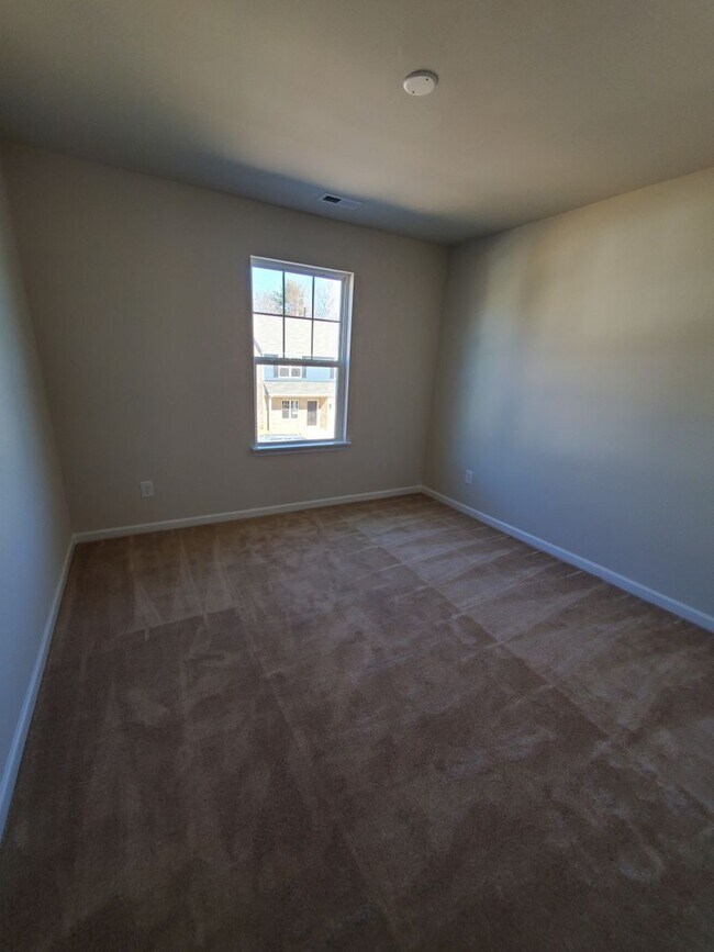 Building Photo - 3 bedroom townhome in university
