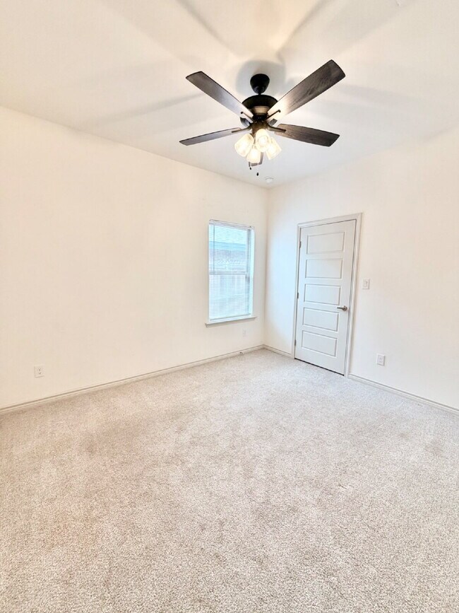 Building Photo - "Charming 3-Bedroom Oasis with 2 Full Baths in Odessa's Heart – Expansive 1895 Sq. Ft.!"