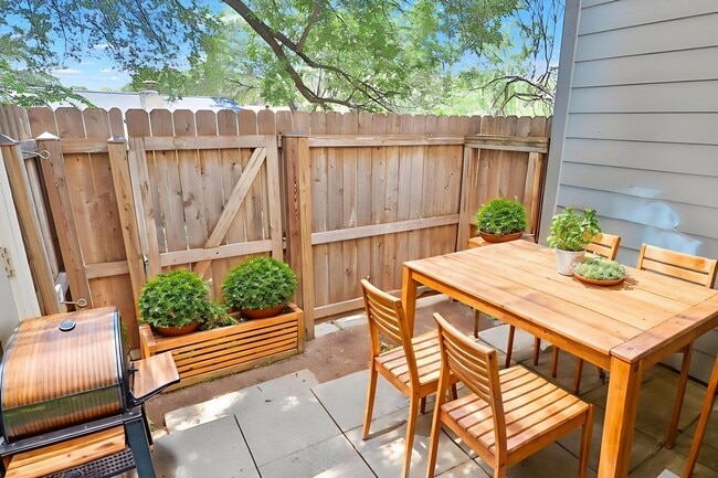 Building Photo - 12210 Apricot Dr