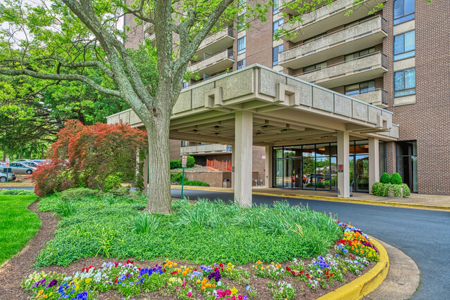 covered lobby entrance - 1800 Old Meadow Rd