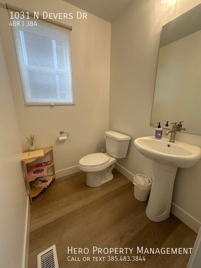 Building Photo - 1031 Devers Dr