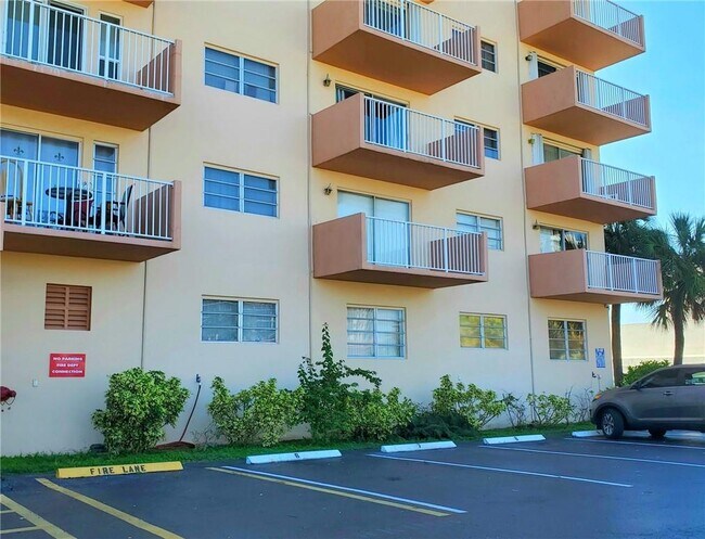 Building Photo - 2200 E Hallandale Beach Blvd