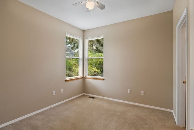 Building Photo - Beautiful Eagle Crest Home with Stunning V...
