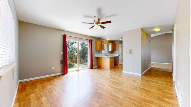 Building Photo - Spacious 3-Bed,2.5-Bath Home with Fenced Yard