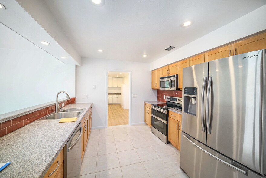 Building Photo - 4711 Travertine Dr