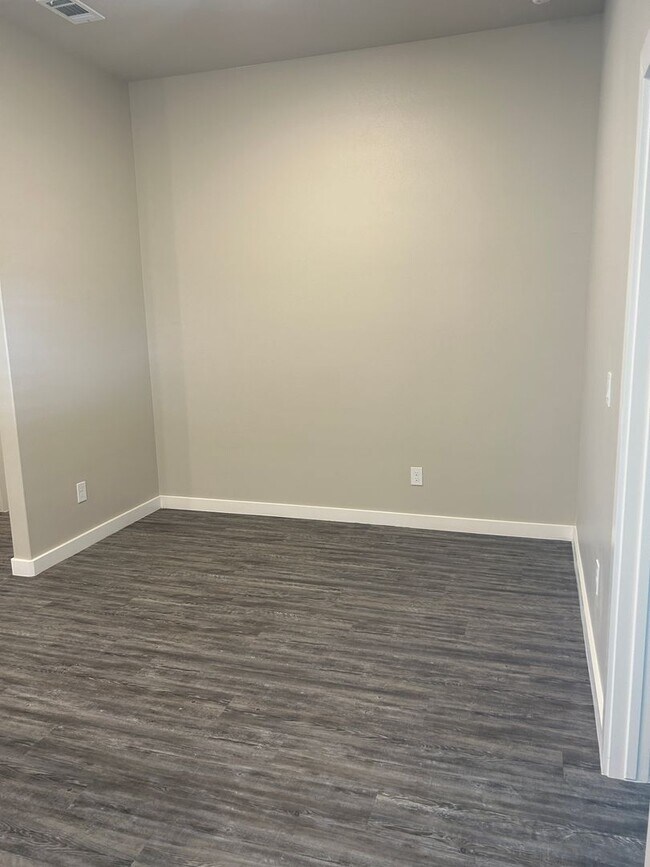 Building Photo - Pre-Leasing - Lovely Glowing Home in South...