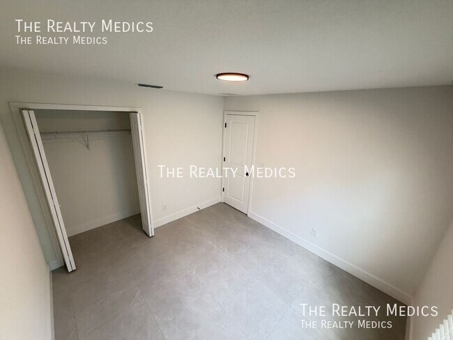 Building Photo - 2614 Palomar Ave SE