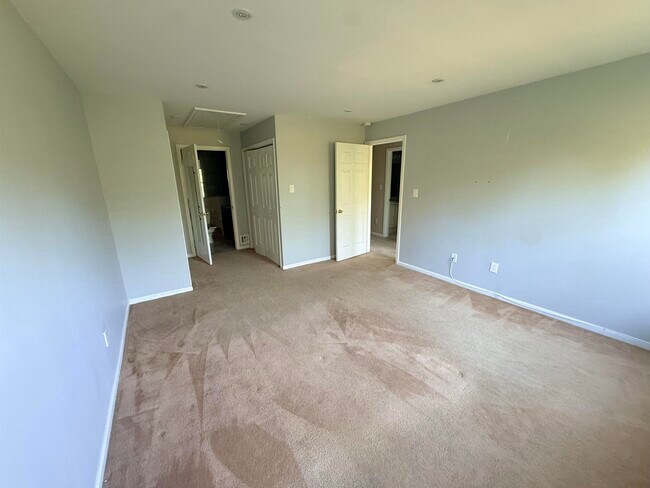 Building Photo - 10 Redwood St