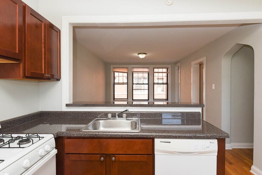 Building Photo - 4409 N Wolcott Ave