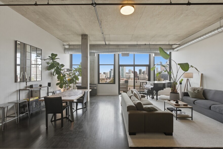 Building Photo - 900 N Kingsbury St