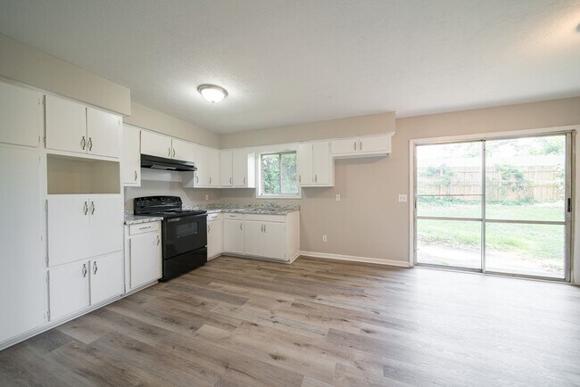 Building Photo - Move in Ready!  Spacious 3 Bedroom 2 Bath! Section 8!