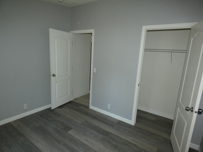 Building Photo - 522 S Alder Ln