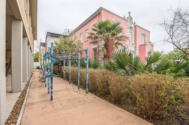 Building Photo - 1115 S Alamo St