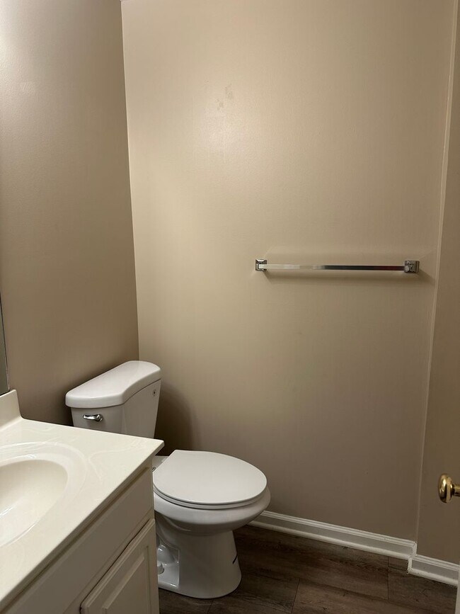 Building Photo - Ivy Glen Condo!