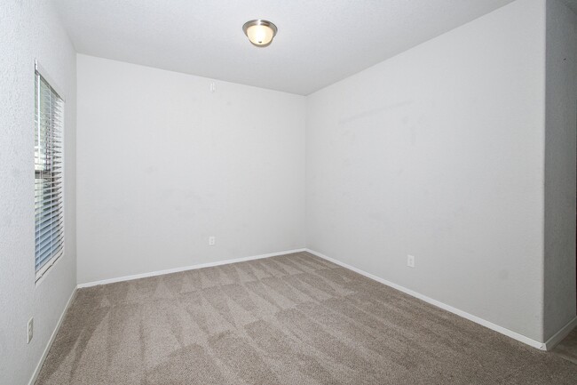 Building Photo - 2711 Wyandotte Ave
