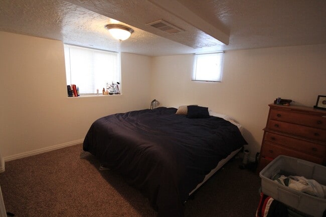 Building Photo - Cute 2 Bed/1 Bath Basement Apartment super...