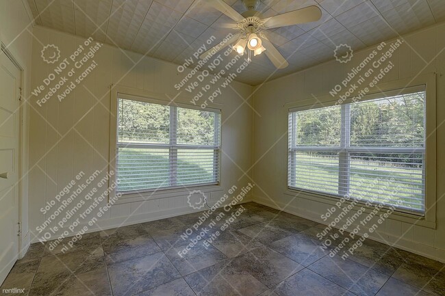 Building Photo - 2 br, 1 bath Triplex - 716 Rocky Ridge Flts