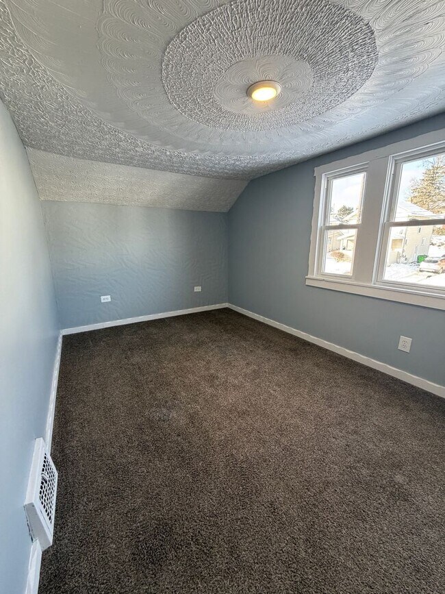 Building Photo - Spacious 4-Bedroom Barberton Home – Open House Wednesday, February 11th!