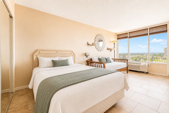 Building Photo - Cozy Studio on the Beach in Daytona Beach Shores