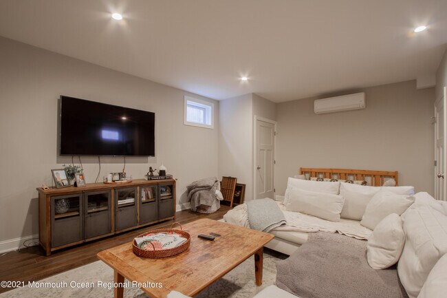 Building Photo - 41 Bank St