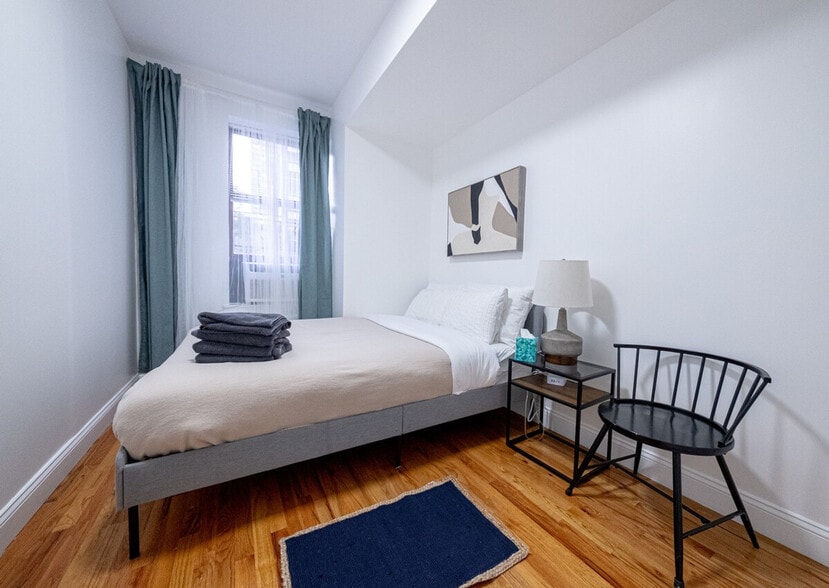 Building Photo - 305 E 95th St